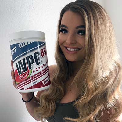 Bild zeigt Influencerin mit einer Dose Clear Whey WPG-85