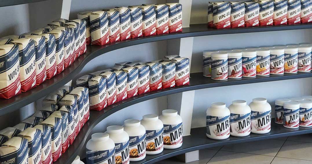 Bild zeigt Proteindosen im Bodybuilding Depot