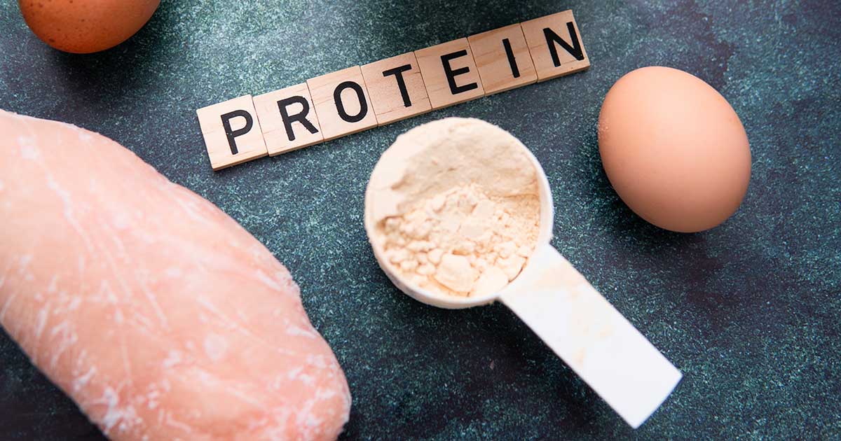 Verschiedene Proteinquellen aus Lebensmitteln und Proteinpulver zur Deckung des täglichen Proteinbedarfs