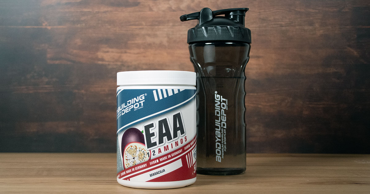 Dose EAAs und ein Shaker mit zubereiteten EAAs